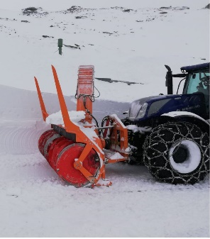 Traktor m. Schneeefräse