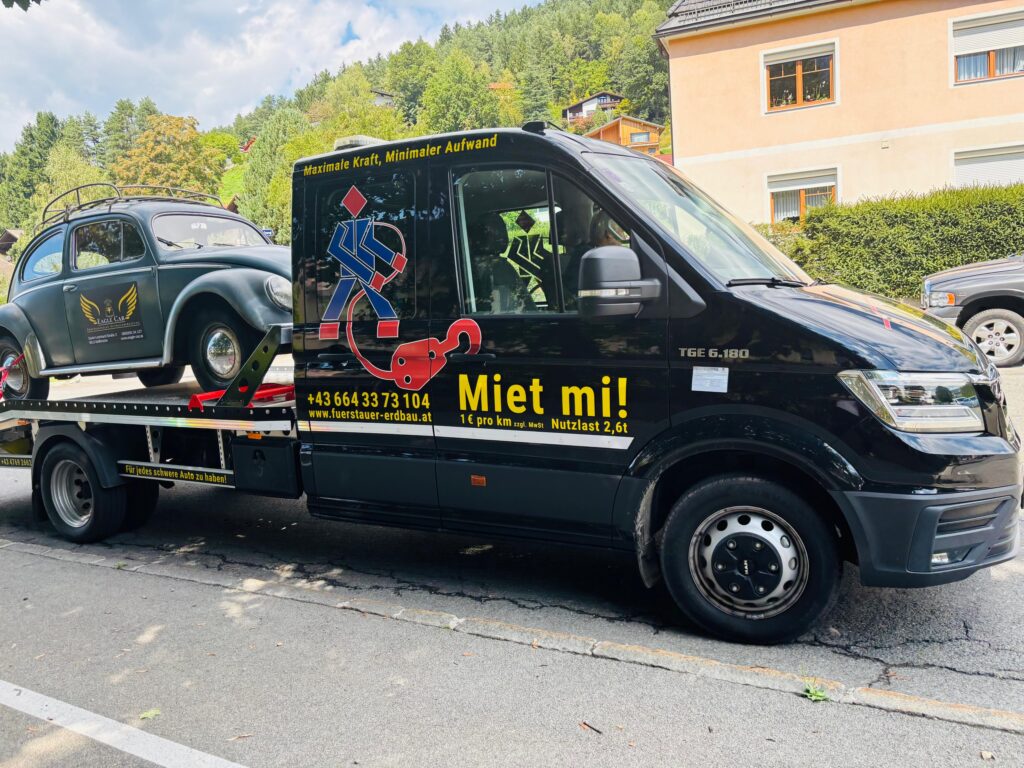 Miet mi! Mietauto der Firma Erdbau Fürstauer zum Transport von Autos und Schwerfahrzeugen