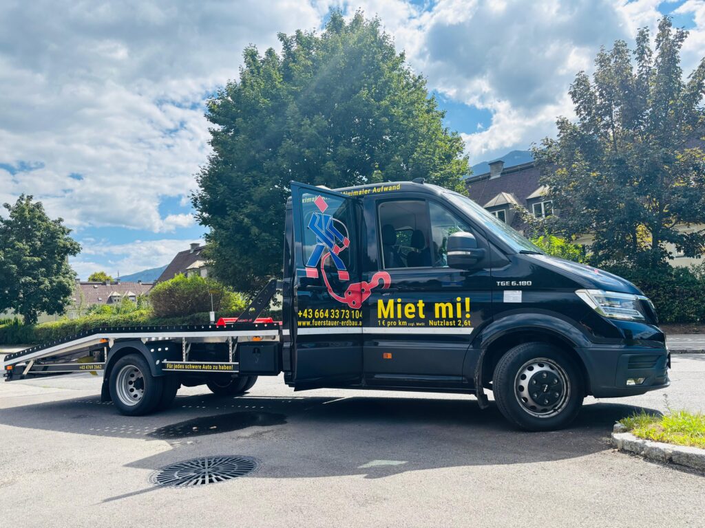 Mietauto der Firma Erdbau Fürstauer mit Werbe-Beklebung