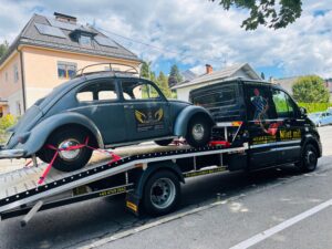 Mietauto der Firma Erdbau Fürstauer zum Transport von Autos und Schwerfahrzeugen.